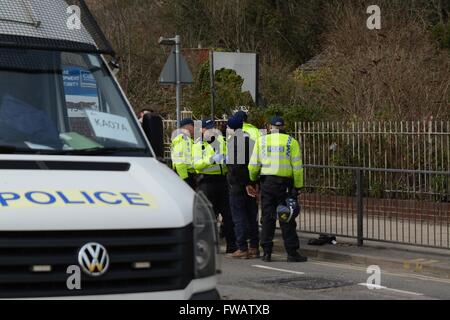 Dover, UK. 2. April 2016. Konflikte als Pro und Anti-Flüchtling Gruppen bekämpfen sich in Dover.  Polizei macht eine Reihe von Verhaftungen. Bildnachweis: Marc Ward/Alamy Live-Nachrichten Stockfoto