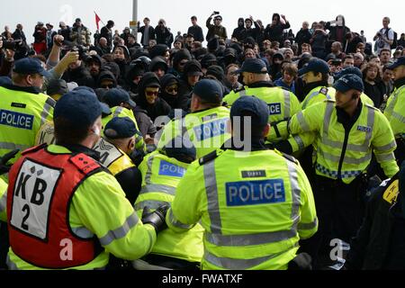 Dover, UK. 2. April 2016. Konflikte als Pro und Anti-Flüchtling Gruppen bekämpfen sich in Dover.  Auseinandersetzungen, wie die Polizei in Dover Verhaftungen vornehmen. Bildnachweis: Marc Ward/Alamy Live-Nachrichten Stockfoto