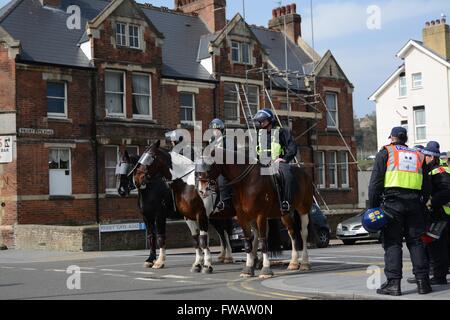 Dover, UK. 2. April 2016. Konflikte als Pro und Anti-Flüchtling Gruppen bekämpfen sich in Dover.  Kent Polizei Pferde stehen auf der Hut sein, während sie darauf, für den Marsch warten zu beginnen. Bildnachweis: Marc Ward/Alamy Live-Nachrichten Stockfoto