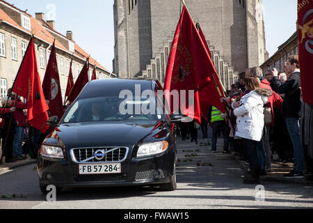 Kopenhagen, Dänemark, 2. April 2016. Der Leichenwagen verlässt mit dem Sarg des ehemaligen dänischen Ministerpräsidenten Anker Jorgensen Grundvigs Kirke. Bildnachweis: OJPHOTOS/Alamy Live-Nachrichten Stockfoto