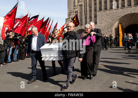 Kopenhagen, Dänemark, 2. April 2016. Der Sarg des ehemaligen dänischen Ministerpräsidenten Anker Joergensen erfolgt aus der Kirche zu den Leichenwagen, bei der Beerdigung am Grundvigs Kirke. Bildnachweis: OJPHOTOS/Alamy Live-Nachrichten Stockfoto