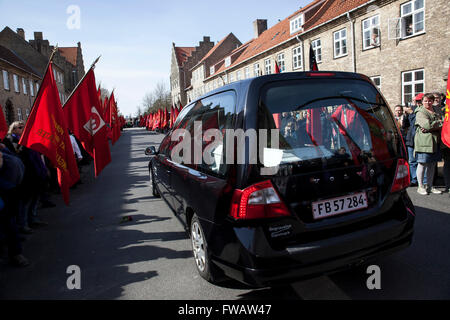 Kopenhagen, Dänemark, 2. April 2016. Der Leichenwagen verlässt mit dem Sarg des ehemaligen dänischen Ministerpräsidenten Anker Jorgensen Grundvigs Kirke. Bildnachweis: OJPHOTOS/Alamy Live-Nachrichten Stockfoto