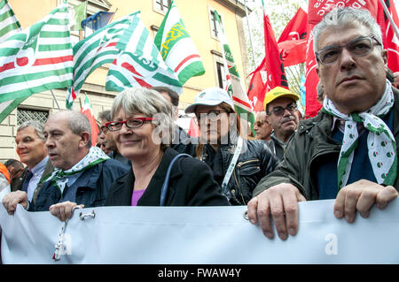 Rom, Italien. 2. April 2016. Kundgebung der Gewerkschaften CGIL, CISL und UIL, die das Gesetz zur Rentenreform Fornero fordern. Die Mobilisierung hat neben Rom, mehreren italienische Städten beteiligt. "Renten ändern und geben Arbeit für junge Menschen" der Protest-Slogan. Bildnachweis: Patrizia Cortellesa/Paciifc Presse/Alamy Live News Stockfoto