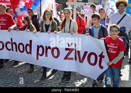 Prag, Tschechische Republik. 2. April 2016. Jährlichen nationalen March for Life - pro-Life-Demonstration gegen Abtreibung, durch die Hnutí pro lebenssichernden (Pro-Life-Bewegung) organisiert und unterstützt von der griechisch-orthodoxen und römisch-katholischen Kirchen Credit: PjrNews/Alamy Live News Stockfoto