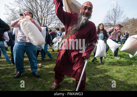 London, UK.  2. April 2016.  Ein Mann mit einer Krücke ist unter den Feiernden, die Teilnahme an einer Kissenschlacht in Green Park als Teil der International Pillow Fight Day.  Die ursprünglich auf dem Trafalgar Square stattfinden, die Veranstaltung fand in einer der königlichen Parks in London, unterhaltsam viele Touristen vorbei. Bildnachweis: Stephen Chung / Alamy Live News Stockfoto