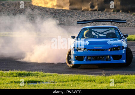 Sydney, Australien. 2. April 2016. Drift-Fahrer zusammenlaufen auf Sydney Motorsport Park für Drift 4 Real South Schaltung Twilight Übungsbeispiel gehostet von der Hi-Tec Drift Australien Motorsport Organisation. Bildnachweis: Mitchell Burke/Pacific Press/Alamy Live-Nachrichten Stockfoto