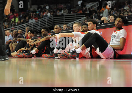 Chicago, IL, USA. 30. März 2016. McDonald's East und West alle Amerikaner sehen das Spiel beim Sitzen während der 2016 McDonalds's Boys alle amerikanischen Spiel im United Center in Chicago, IL. Patrick Gorski/CSM/Alamy Live-Nachrichten Stockfoto