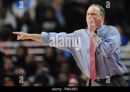 Chicago, IL, USA. 30. März 2016. Ost-Cheftrainer Jack Doss schreit Spieler während der 2016 McDonalds's Boys alle amerikanischen Spiel im United Center in Chicago, IL. Patrick Gorski/CSM/Alamy Live-Nachrichten Stockfoto