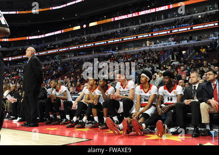 Chicago, IL, USA. 30. März 2016. McDonald's West alle Amerikaner sehen ihr Team von der Bank während der 2016 McDonalds's Boys alle amerikanischen Spiel im United Center in Chicago, IL. Patrick Gorski/CSM/Alamy Live-Nachrichten Stockfoto