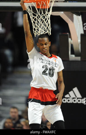 Chicago, IL, USA. 30. März 2016. McDonald's West All American Pf Dewan Huell (20) Dunks während der 2016 McDonalds's Boys alle amerikanischen Spiel im United Center in Chicago, IL. Patrick Gorski/CSM/Alamy Live-Nachrichten Stockfoto