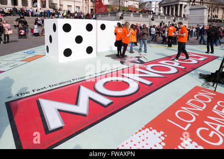 London, UK. 2. April 2016. Riesen Monopoly Board bei der London Games Festival, Trafalgar Square, London, Großbritannien. Stockfoto