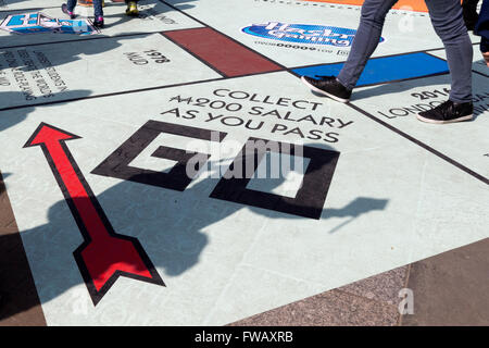 London, UK. 2. April 2016. Riesen Monopoly Board bei der London Games Festival, Trafalgar Square, London, Großbritannien. Stockfoto