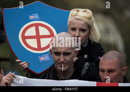 Hafen von Dover, Kent, UK. 2. April 2016. Rechtsextreme und britischen nationalistischen Gruppen Marsch und Kundgebung am Hafen von Dover in stark kontrollierten Protest gegen andauernde Migrations- und Flüchtlingspolitik suchenden UK Credit: Guy Corbishley/Alamy Live News Stockfoto