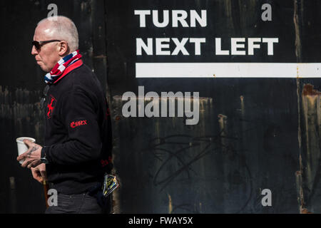 Hafen von Dover, Kent, UK. 2. April 2016. Rechtsextreme und britischen nationalistischen Gruppen Marsch und Kundgebung am Hafen von Dover in stark kontrollierten Protest gegen andauernde Migrations- und Flüchtlingspolitik suchenden UK Credit: Guy Corbishley/Alamy Live News Stockfoto