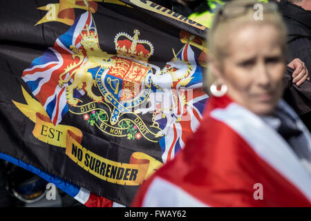 Hafen von Dover, Kent, UK. 2. April 2016. Rechtsextreme und britischen nationalistischen Gruppen Marsch und Kundgebung am Hafen von Dover in stark kontrollierten Protest gegen andauernde Migrations- und Flüchtlingspolitik suchenden UK Credit: Guy Corbishley/Alamy Live News Stockfoto