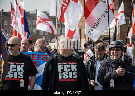 Hafen von Dover, Kent, UK. 2. April 2016. Rechtsextreme und britischen nationalistischen Gruppen Marsch und Kundgebung am Hafen von Dover in stark kontrollierten Protest gegen andauernde Migrations- und Flüchtlingspolitik suchenden UK Credit: Guy Corbishley/Alamy Live News Stockfoto