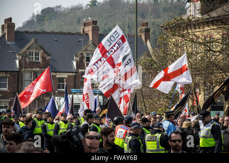 Hafen von Dover, Kent, UK. 2. April 2016. Rechtsextreme und britischen nationalistischen Gruppen Marsch und Kundgebung am Hafen von Dover in stark kontrollierten Protest gegen andauernde Migrations- und Flüchtlingspolitik suchenden UK Credit: Guy Corbishley/Alamy Live News Stockfoto