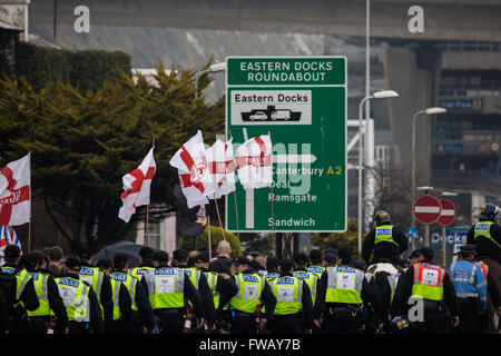 Hafen von Dover, Kent, UK. 2. April 2016. Rechtsextreme und britischen nationalistischen Gruppen Marsch und Kundgebung am Hafen von Dover in stark kontrollierten Protest gegen andauernde Migrations- und Flüchtlingspolitik suchenden UK Credit: Guy Corbishley/Alamy Live News Stockfoto