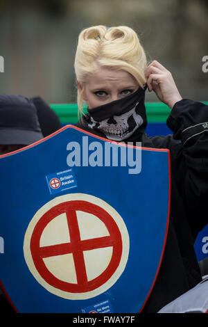 Hafen von Dover, Kent, UK. 2. April 2016. Rechtsextreme und britischen nationalistischen Gruppen Marsch und Kundgebung am Hafen von Dover in stark kontrollierten Protest gegen andauernde Migrations- und Flüchtlingspolitik suchenden UK Credit: Guy Corbishley/Alamy Live News Stockfoto