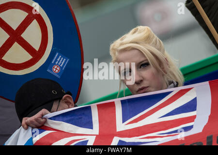 Hafen von Dover, Kent, UK. 2. April 2016. Rechtsextreme und britischen nationalistischen Gruppen Marsch und Kundgebung am Hafen von Dover in stark kontrollierten Protest gegen andauernde Migrations- und Flüchtlingspolitik suchenden UK Credit: Guy Corbishley/Alamy Live News Stockfoto