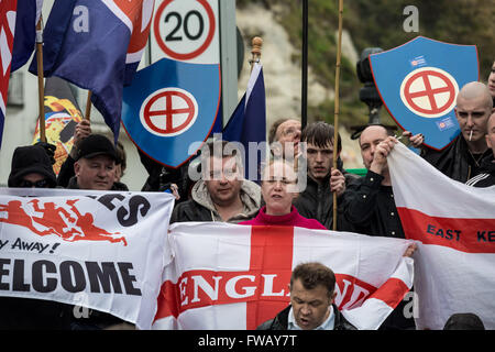 Hafen von Dover, Kent, UK. 2. April 2016. Rechtsextreme und britischen nationalistischen Gruppen Marsch und Kundgebung am Hafen von Dover in stark kontrollierten Protest gegen andauernde Migrations- und Flüchtlingspolitik suchenden UK Credit: Guy Corbishley/Alamy Live News Stockfoto