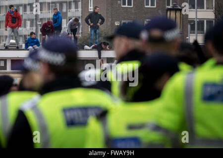 Hafen von Dover, Kent, UK. 2. April 2016. Einheimischen von Dover sehen rechtsextreme und britische nationalistische Gruppen marschieren und Rallye obwohl ihre Heimatstadt in einem stark kontrollierten Protest gegen andauernde Migrations- und Flüchtlingspolitik suchenden UK Credit: Guy Corbishley/Alamy Live News Stockfoto