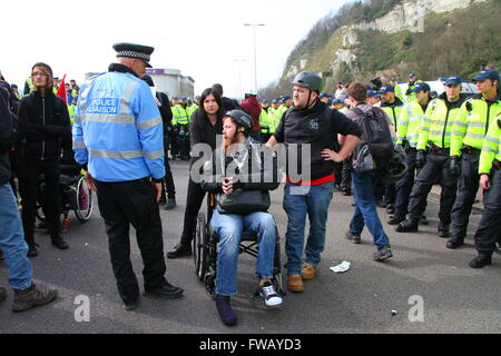 Dover, Kent, UK. 2. April 2016. Ein Demonstrant im Rollstuhl Gespräche mit der Polizei, während in der Polizei-Wasserkocher auf Dover am Meer statt. Antifaschistische Gruppen, einschließlich London Antifaschisten, Kent Antirassismus Netzwerk (KARN) und vereinen gegen Faschismus (UAF), nehmen auf die Straße von Dover nach Zähler zeigen eine ganz rechts Einheit Marsch durch die Innenstadt unter der Leitung von der rechten Flügel-Gruppe Süd-Ost-Allianz, die die Nationale Front (NF) und English Defence League (EDL) umfasst. Penelope Barritt/Alamy Live-Nachrichten Stockfoto