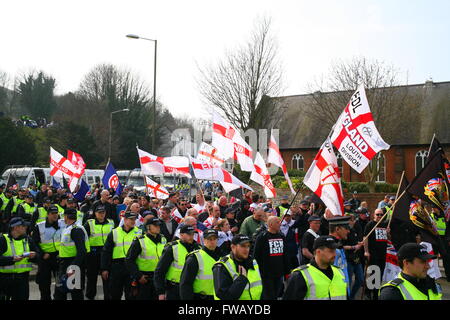 Dover, Kent, UK. 2. April 2016. Die Einheit März Köpfe durch die Straßen von Dover, mit einer schweren Polizeieskorte. Antifaschistische Gruppen, einschließlich London Antifaschisten, Kent Antirassismus Netzwerk (KARN) und vereinen gegen Faschismus (UAF), nehmen auf die Straße von Dover nach Zähler zeigen eine ganz rechts Einheit Marsch durch die Innenstadt unter der Leitung von der rechten Flügel-Gruppe Süd-Ost-Allianz, die die Nationale Front (NF) und English Defence League (EDL) umfasst. Penelope Barritt/Alamy Live-Nachrichten Stockfoto