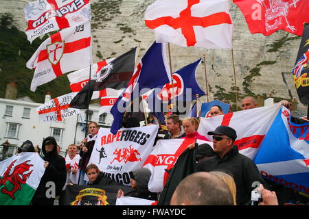 Dover, Kent, UK. 2. April 2016. Die Einheit rechten Flügel Gruppe marschieren auf Dover direkt am Meer. Antifaschistische Gruppen, einschließlich London Antifaschisten, Kent Antirassismus Netzwerk (KARN) und vereinen gegen Faschismus (UAF), nehmen auf die Straße von Dover nach Zähler zeigen eine ganz rechts Einheit Marsch durch die Innenstadt unter der Leitung von der rechten Flügel-Gruppe Süd-Ost-Allianz, die die Nationale Front (NF) und English Defence League (EDL) umfasst. Penelope Barritt/Alamy Live-Nachrichten Stockfoto