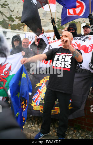 Dover, Kent, UK. 2. April 2016. Ganz rechts Demonstrant verbrennt der europäischen Flagge. Antifaschistische Gruppen, einschließlich London Antifaschisten, Kent Antirassismus Netzwerk (KARN) und vereinen gegen Faschismus (UAF), nehmen auf die Straße von Dover nach Zähler zeigen eine ganz rechts Einheit Marsch durch die Innenstadt unter der Leitung von der rechten Flügel-Gruppe Süd-Ost-Allianz, die die Nationale Front (NF) und English Defence League (EDL) umfasst. Penelope Barritt/Alamy Live-Nachrichten Stockfoto