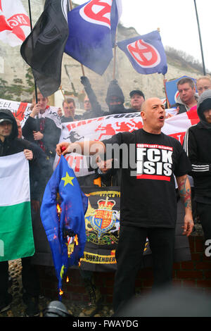 Dover, Kent, UK. 2. April 2016. Ganz rechts Demonstrant verbrennt der europäischen Flagge. Antifaschistische Gruppen, einschließlich London Antifaschisten, Kent Antirassismus Netzwerk (KARN) und vereinen gegen Faschismus (UAF), nehmen auf die Straße von Dover nach Zähler zeigen eine ganz rechts Einheit Marsch durch die Innenstadt unter der Leitung von der rechten Flügel-Gruppe Süd-Ost-Allianz, die die Nationale Front (NF) und English Defence League (EDL) umfasst. Penelope Barritt/Alamy Live-Nachrichten Stockfoto