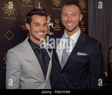 Sydney, Australien. 2. April 2016. Partner Ryan Channing (L) und Ian Thorpe (R) stellen während des Telefonats Foto während der WM-Tag im Royal Randwick verfügt über den weltweit reichsten Pferderennen in Sydney, Australien. Ian Thorpe zeigte er in einem Interview mit Sir Michael Parkinson Homosexuell im Jahr 2014. © Hugh Peterswald/Pacific Press/Alamy Live-Nachrichten Stockfoto