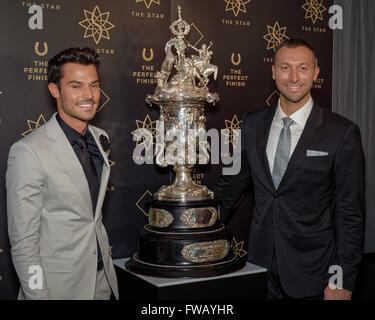 Sydney, Australien. 2. April 2016. Partner Ryan Channing (L) und Ian Thorpe (R) stellen während des Telefonats Foto während der WM-Tag im Royal Randwick verfügt über den weltweit reichsten Pferderennen in Sydney, Australien. Ian Thorpe zeigte er in einem Interview mit Sir Michael Parkinson Homosexuell im Jahr 2014. © Hugh Peterswald/Pacific Press/Alamy Live-Nachrichten Stockfoto