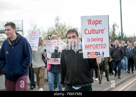 Birmingham, Großbritannien. 2. April 2016. Der ehemalige edl Leader tommy Robinson führt pegida März in Birmingham gegen die wachsende Islamisierung der britischen und europäischen Ländern Credit: Amer ghazzal/alamy leben Nachrichten Stockfoto