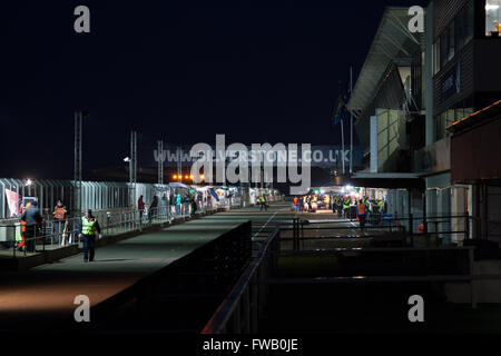 Towcester, Northamptonshire, UK. 2. April 2016. Nachtrennen hat begonnen bei Hankook 24 Stunden Tourenwagen-Serie Credit: Steven Reh/Alamy Live News Stockfoto