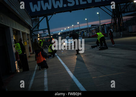 Towcester, Northamptonshire, UK. 2. April 2016. Nachtrennen hat begonnen bei Hankook 24 Stunden Tourenwagen-Serie Credit: Steven Reh/Alamy Live News Stockfoto