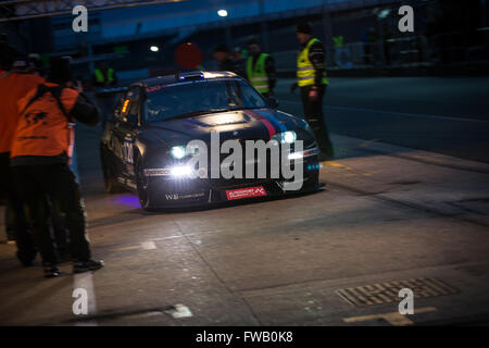 Towcester, Northamptonshire, UK. 2. April 2016. Nachtrennen hat begonnen bei Hankook 24 Stunden Tourenwagen-Serie Credit: Steven Reh/Alamy Live News Stockfoto