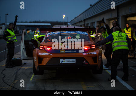 Towcester, Northamptonshire, UK. 2. April 2016. Nachtrennen hat begonnen bei Hankook 24 Stunden Tourenwagen-Serie Credit: Steven Reh/Alamy Live News Stockfoto