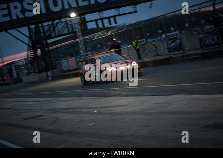 Towcester, Northamptonshire, UK. 2. April 2016. Nachtrennen hat begonnen bei Hankook 24 Stunden Tourenwagen-Serie Credit: Steven Reh/Alamy Live News Stockfoto