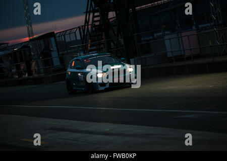 Towcester, Northamptonshire, UK. 2. April 2016. Nachtrennen hat begonnen bei Hankook 24 Stunden Tourenwagen-Serie Credit: Steven Reh/Alamy Live News Stockfoto