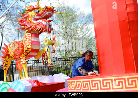 Philadelphia, Pennsylvania, USA. 2. April 2016. Am 2. April 2016 Besatzungen arbeiten in Vorbereitungen für die bevorstehende chinesische Laternenfest in Franklin Square Park in Center City Philadelphia, PA., des 10. Jubiläums Parks statt. Das Festival bietet Hunderte von Laternen und ist vom 22. April bis 12. Juni 2016 ausgeführt werden soll. © Bastiaan Slabbers/ZUMA Draht/Alamy Live-Nachrichten Stockfoto