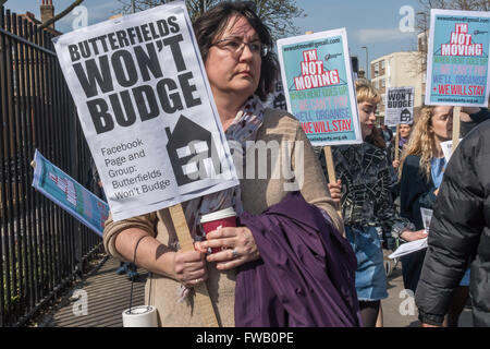 London, UK. 2. April 2016. Mieter aus der Butterfields Estate und Unterstützer Marsch durch Walthamstow, ermittelt gegen Versuche, sie zu vertreiben. Bis Ende 2015 die Häuser waren im Besitz der Glaspool Charitable Trust und gab relativ erschwinglich Mietverhältnisse. Ohne vorherige Ankündigung alle 63 Häuser wurden verkauft und haben jetzt schon Aufmachungen für Auktion als leerstehende Objekte mit den Mietern noch im Inneren; Einige haben bereits drohenden Räumung Mitteilungen erhalten.  Peter Marshall/Alamy Live-Nachrichten Stockfoto