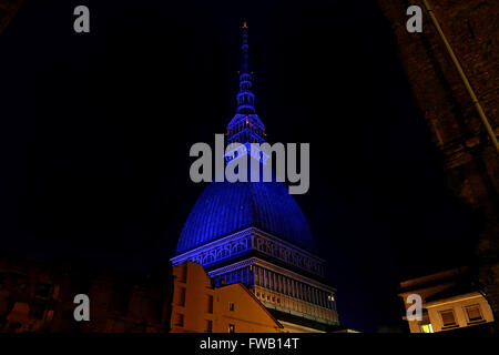 Turin, Italien. 2. April 2016. Die "Mole Antonelliana", beleuchtet Symbol von Turin, blau. In der World Autism Awareness Day gesponsert von den Vereinten Nationen in vielen Städten sind die wichtigsten Sehenswürdigkeiten in blau beleuchtet wo auch verschiedene Sensibilisierungsmaßnahmen und einige Kinder-Shows stattfinden. © Daniela Parra Saiani/Pacific Press/Alamy Live-Nachrichten Stockfoto