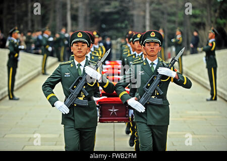 (160403)--Peking, 3. April 2016 (Xinhua)--Soldaten begleiten die Reste von chinesische Volk Freiwilligen Armee (CPVA) Soldaten, die während einer Begräbniszeremonie in Shenyang, Hauptstadt des nordöstlichen Chinas Liaoning Provinz, 1. April 2016 im Korea-Krieg gestorben. Eine Begräbniszeremonie nach den Überresten von 36 CPVA Soldaten im Koreakrieg (1950-1953) fand am Freitag auf einem Krieg Märtyrer Friedhof in Shenyang, die dritte Batch zurückgegeben nach einer Übergabe Vereinbarung unterzeichneten China und Republik von Korea (ROK) im Jahr 2013. Entsprechend supportet wenden Sie sich an die beiden Seiten jedes Jahr auf die Übergabe von rema Stockfoto