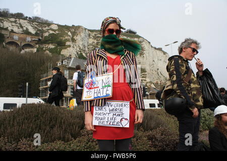 Dover, UK. 2. April 2016. Ein maskierter weibliche Demonstrant hat zwei kleine Plakate während der Counter Protest gegen die English Defence League in Dover, UK Credit: Chris Palmer/Alamy Live News Stockfoto