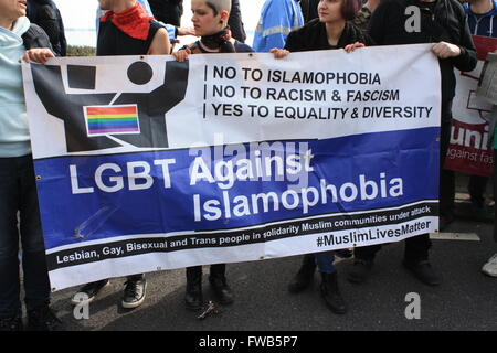 Dover, UK. 2. April 2016. Ein Banner ist die "LGBT gegen Islamophobie" lautet bei einem Counter Protest gegen die English Defence League in Dover, England statt. Bildnachweis: Chris Palmer/Alamy Live-Nachrichten Stockfoto