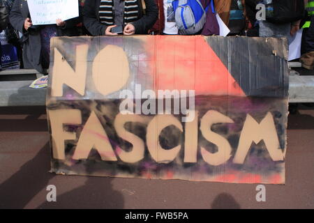 Dover, UK. 2. April 2016. Ein hausgemachte Banner auf einem großen Stück Pappe liest "No Faschismus". Bildnachweis: Chris Palmer/Alamy Live-Nachrichten Stockfoto