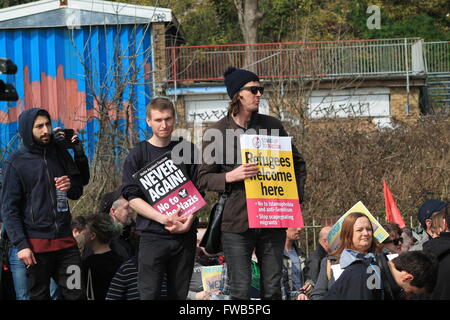 Dover, UK. 2. April 2016. Zwei Demonstranten halten Plakate hoch, liest man "Flüchtlinge willkommen", der andere liest "Flüchtlinge willkommen hier" bei einem Counter Protest gegen die English Defence League an der Marine Parade in Dover, England. Bildnachweis: Chris Palmer/Alamy Live-Nachrichten Stockfoto