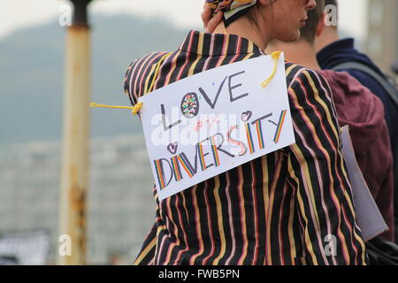 Dover, UK. 2. April 2016. Ein weiblicher Demonstrant wurde ein Plakat an ihrem Rücken, der "Liebe Vielfalt" in Dover, England liest angeheftet. Bildnachweis: Chris Palmer/Alamy Live-Nachrichten Stockfoto