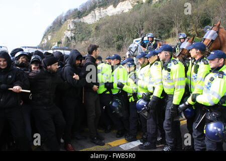 Dover, UK. 2. April 2016. Polizei und anti-faschistischen Aktivisten Form in zwei Linien konfrontiert einander in Dover, UK Credit: Chris Palmer/Alamy Live News Stockfoto